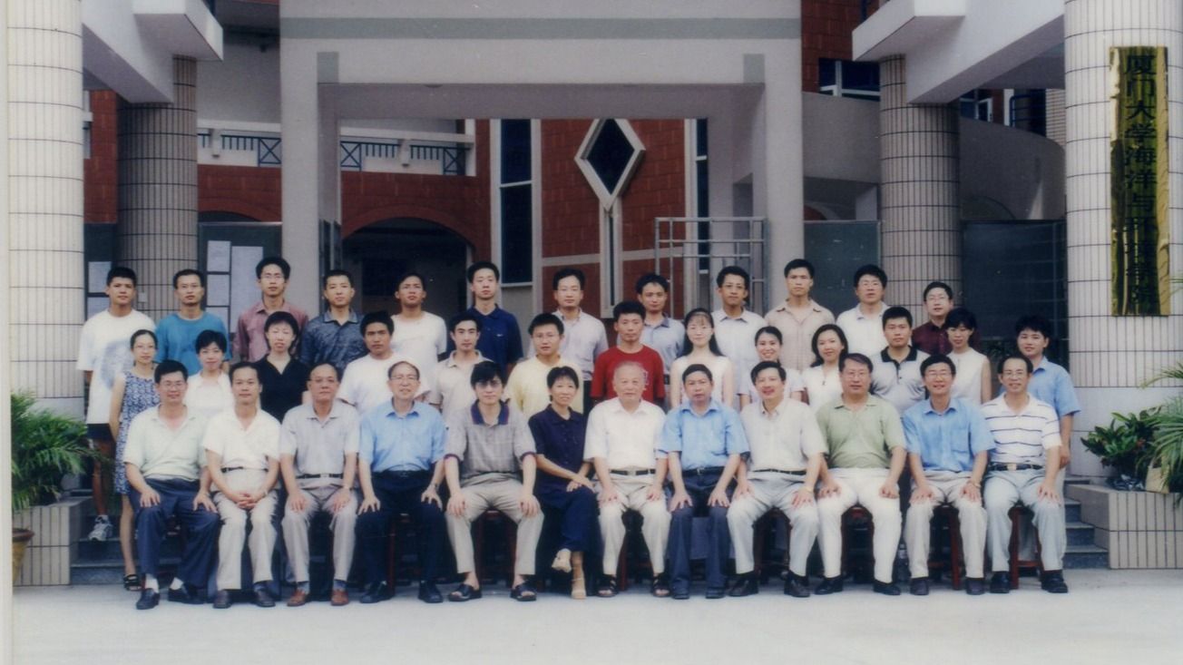 2002屆海洋與環境學院研究生畢業合影